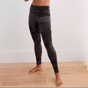 Aerie Black and Gray Textured Camouflage Leggings - Chill Play Move